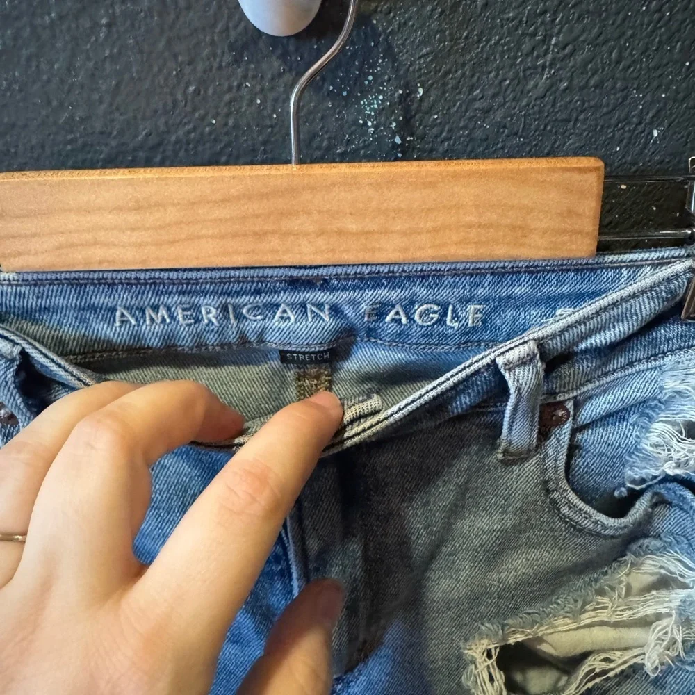 American Eagle Light Wash Distressed Mom Jeans Size 4 - Picture 2 of 5